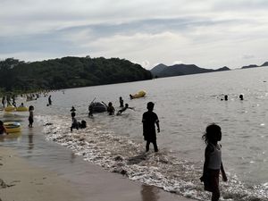 Nikmati Libur Natal, Ratusan Anak-anak Padati Pantai Pede Labuan Bajo