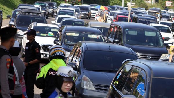 Ribuan Kendaraan Padati Jalur Puncak Bogor di Libur Natal