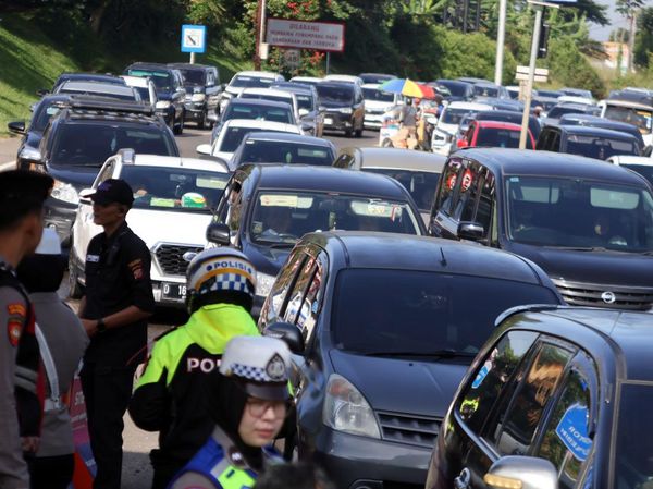 Ribuan Kendaraan Padati Jalur Puncak Bogor di Libur Natal