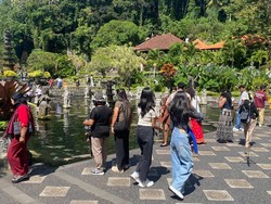 Taman Tirta Gangga Ramai Wisatawan Saat Natal
