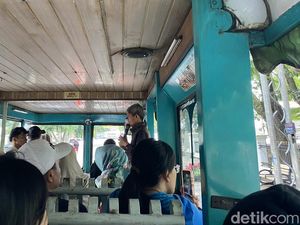 Senasi Menyusuri Bandung Lama dari Atas Bandros Warna-warni