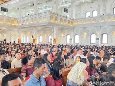Potret Suasana Misa Natal di Gereja Katolik Katedral Denpasar