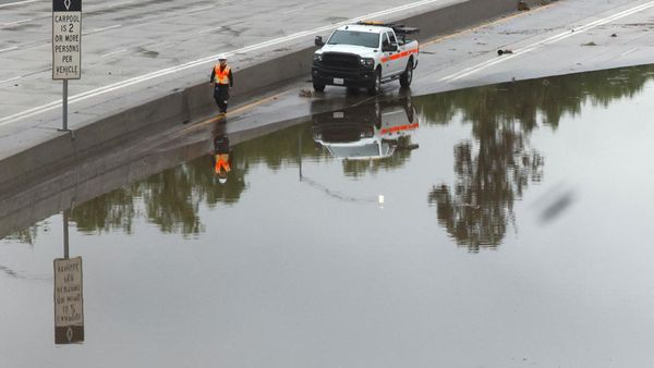 Sungai Atmosfer Terjang Los Angeles, Hujan Deras Tutup Jalan Tol