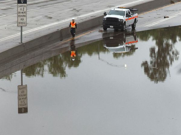 Sungai Atmosfer Terjang Los Angeles, Hujan Deras Tutup Jalan Tol