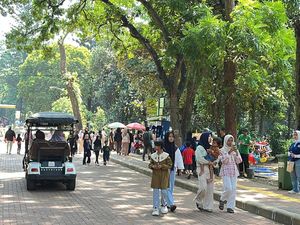 Momen Libur Natal, Ragunan Jaksel Dipadati Pengunjung Pagi Ini