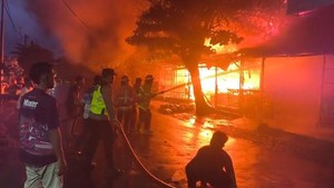 Polres Pemalang Sigap Bantu Evakuasi Barang Pedagang Saat Kebakaran Pasar Pagi