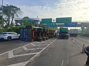 Truk Kontainer Terguling di Tol JORR, Lalin Arah Cikunir Macet