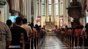 Suasana Khidmat Ibadah Misa Pontifikal Natal di Gereja Katedral Jakarta