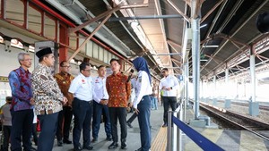 Gibran Kunjungi Stasiun Tawang Semarang, Potensi Banjir Jadi Perhatian
