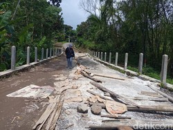 Tak Segera Diperbaiki, Warga Wonorejo Patungan Cor Jalan Desa