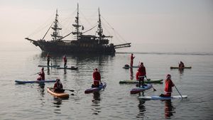 Aksi Sinterklas Berdayung Warnai Perayaan Natal di Yunani