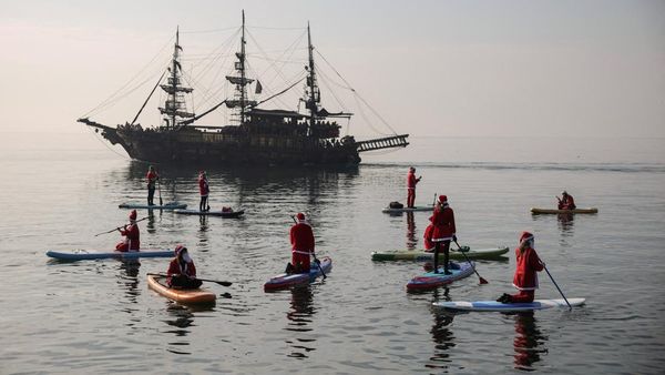 Aksi Sinterklas Berdayung Warnai Perayaan Natal di Yunani