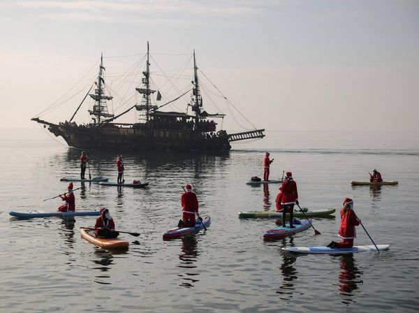 Aksi Sinterklas Berdayung Warnai Perayaan Natal di Yunani