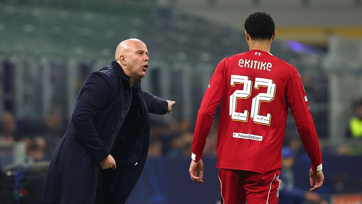Arne Slot (kiri) saat memberi isntruksi kepada Hugo Ekitike dalam laga melawan Inter Milan bulan ini. Foto: Getty Images/Giuseppe Cottini