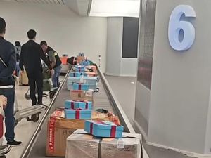 Viral Penumpang di Bandara Makassar Dapat Kado Natal Saat Ambil Bagasi