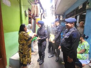 Brimob Polda Metro Beri Bantuan 625 Kg Beras ke Warga Kebon Sirih Jakpus