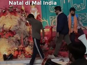 Video Gerombolan Pria Rusak Dekorasi Natal di Mal India