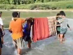 Ibu Hamil Pendarahan di Manggarai Barat Digotong Bambu Lewati Sungai dan Bukit