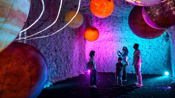 Instalasi Cahaya Interaktif Hadirkan Sensasi Liburan Berbeda di Bandung