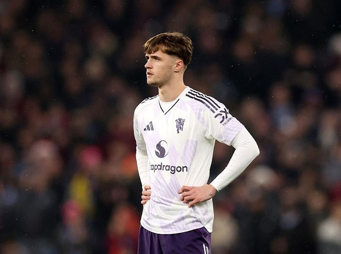 BIRMINGHAM, ENGLAND - DECEMBER 21: Jack Fletcher of Manchester United during the Premier League match between Aston Villa and Manchester United at Villa Park on December 21, 2025 in Birmingham, England. (Photo by Catherine Ivill - AMA/Getty Images)