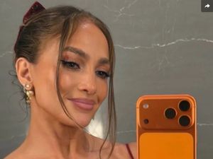 Ada yang Janggal dari Foto Selfie Jennifer Lopez di Hari Natal