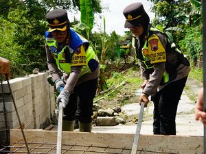 Kapolres Sragen Turun Langsung Bangun Jembatan di Slogo