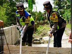 Kapolres Sragen Turun Langsung Bangun Jembatan di Slogo