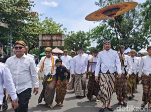 Sah! PB XIV Mangkubumi Salat Jumat 7 Kali Berturut-turut di Masjid Agung Solo