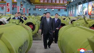 Kim Jong Un Tinjau Pabrik Amunisi, Isyaratkan Program Rudal Berlanjut
