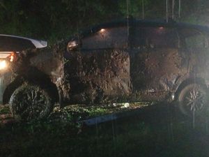 Mobil Dihantam Longsor di Bukit Mitis Tawangmangu