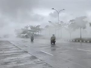 Asap Pembakaran Sampah Mengepul di Jalan Leimena Makassar Ganggu Pengendara