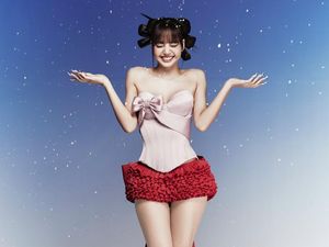 Adu Gaya Member BLACKPINK Beri Ucapan Natal untuk Fans, Lisa Bak Boneka