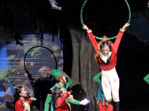 Menyulap Malam Jadi Rimba Warna-warni Cahaya di Taman Safari Bogor