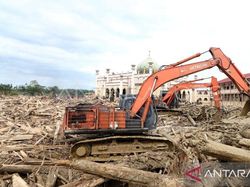 Video: 85% Tumpukan Kayu di Ponpes Darul Mukhlisin Aceh Sudah Diangkut