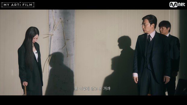 Potret Karina aespa melawan Lee Dong Hwi yang memerankan ketua organisasi preman di film pendek 'UP'.