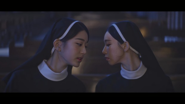 Potret Karina aespa dan Wonyoung IVE dalam film pendek 'The Christmas Song'.