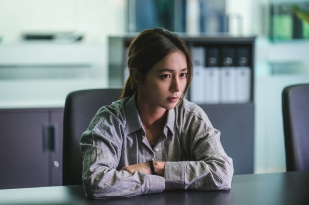 Lee Min Jung berperan sebagai seniman desain mata uang.