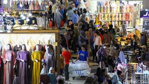 Potret Pasar Tanah Abang Diserbu Pengunjung Saat Libur Panjang Natal