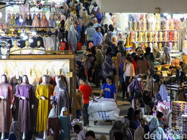 Potret Pasar Tanah Abang Diserbu Pengunjung Saat Libur Panjang Natal