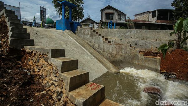Proyek Rp 1,8 Miliar, Revitalisasi Kali di Jembatan Serong Depok Hampir Rampung
