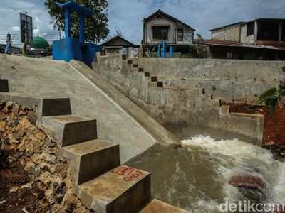 Proyek Rp 1,8 Miliar, Revitalisasi Kali di Jembatan Serong Depok Hampir Rampung