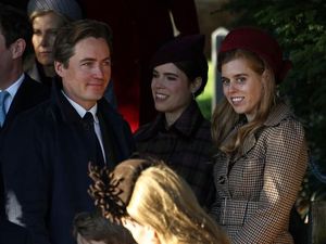Ayah Diusir Kerajaan Inggris, Begini Nasib Putri Beatrice & Eugenie Saat Natal