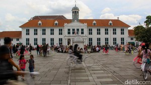 Ribuan Pengunjung Nikmati Libur Natal di Kawasan Kota Tua Jakarta