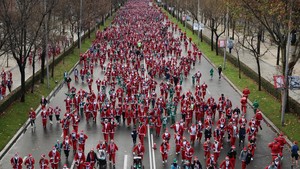 Ribuan Sinterklas Semarakkan Natal dengan Lari Amal