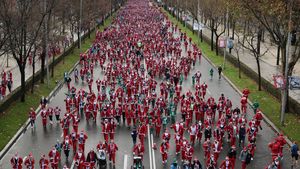 Ribuan Sinterklas Semarakkan Natal dengan Lari Amal