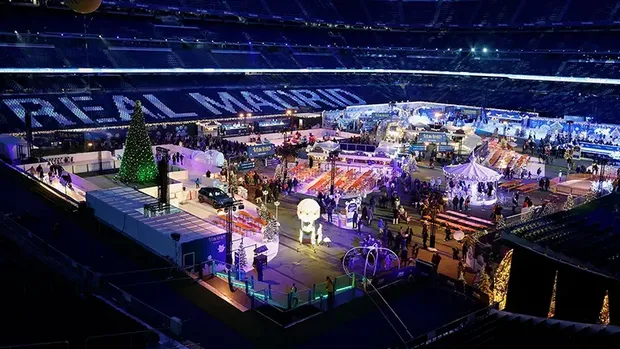 Jeda libur Natal dan Tahun Baru selama 2 pekan dimanfaatkan Real Madrid untuk mengalihgunakan Santiago Bernabeu. Stadion bersejarah itu diubah menjadi destinasi wisata bertema Natal.