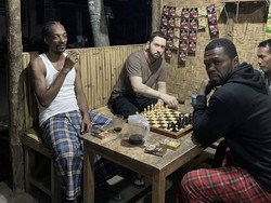 Mood Banget! Snoop Dogg sampai Eminem Ngeronda Sambil Ngeteh