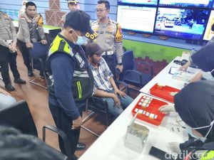 Video Polisi Gelar Tes Urine di Terminal Purabaya, 2 Orang Positif Narkoba