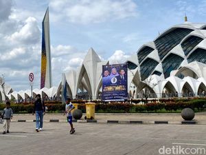 Geliat Wisatawan Kunjungi Masjid Al Jabbar di Libur Tahun Baru