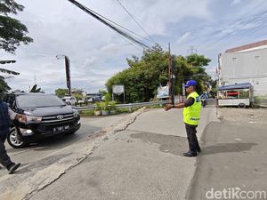 Ketika Linmas Menjelma Jadi Supeltas di Jalur Puncak